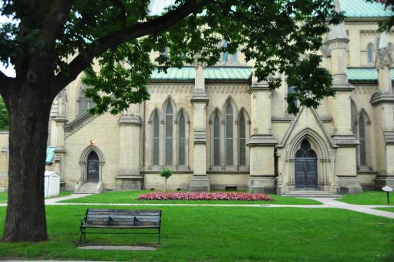 O bem cuidado jardim de igreja em Toronto, no Canadá